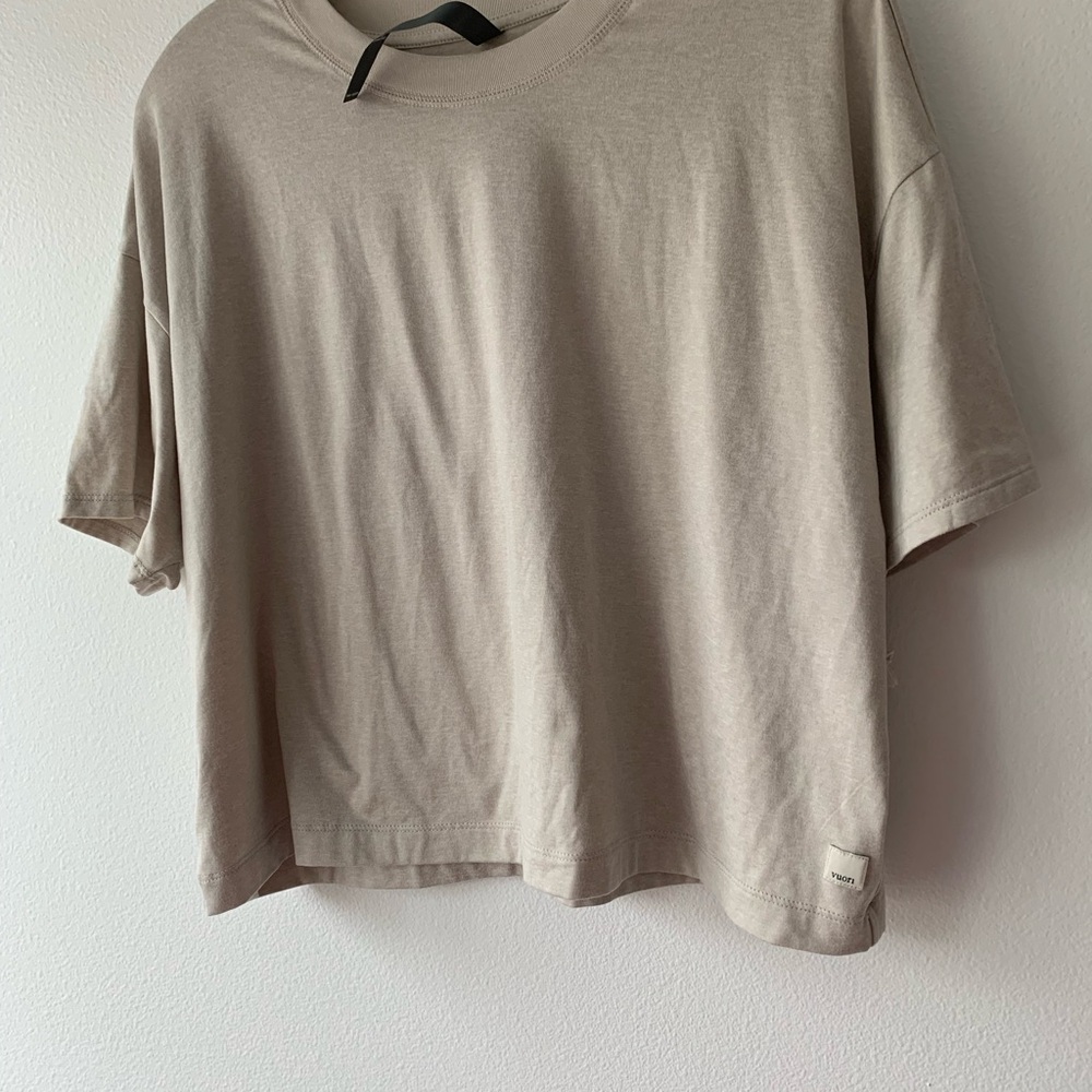 Vuori Cropped Tee in Light Taupe